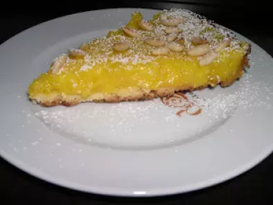 Crostata di crema al limone e pinoli