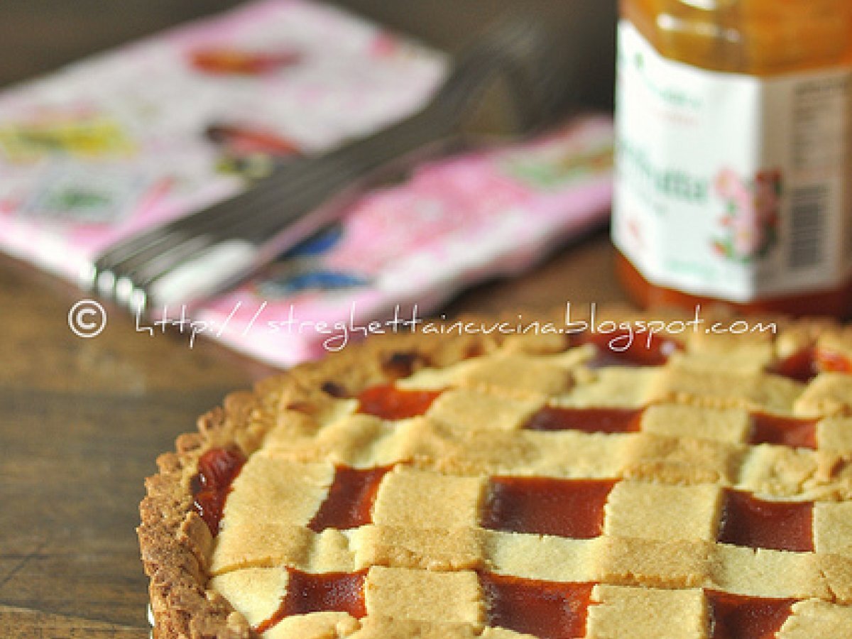 Crostata di frolla alle mandorle con marmellata di rosa canina