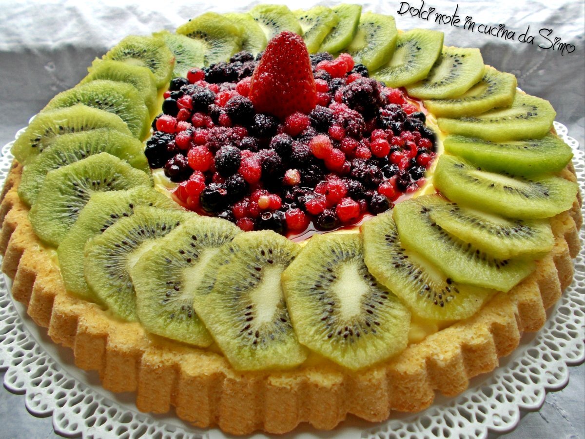 Crostata di frutta kiwi e frutti di bosco