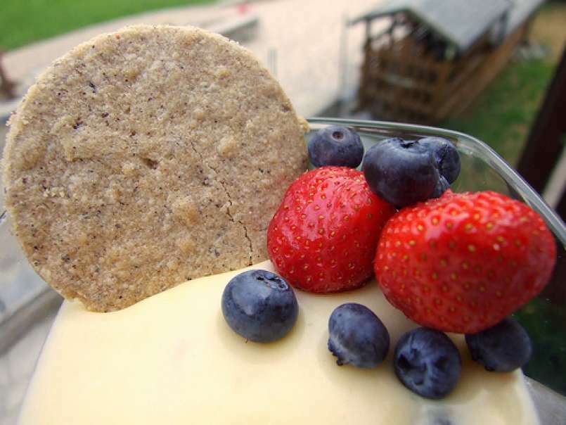 Crostata di grano saraceno con crema, lamponi, mirtilli e fragole, foto 2