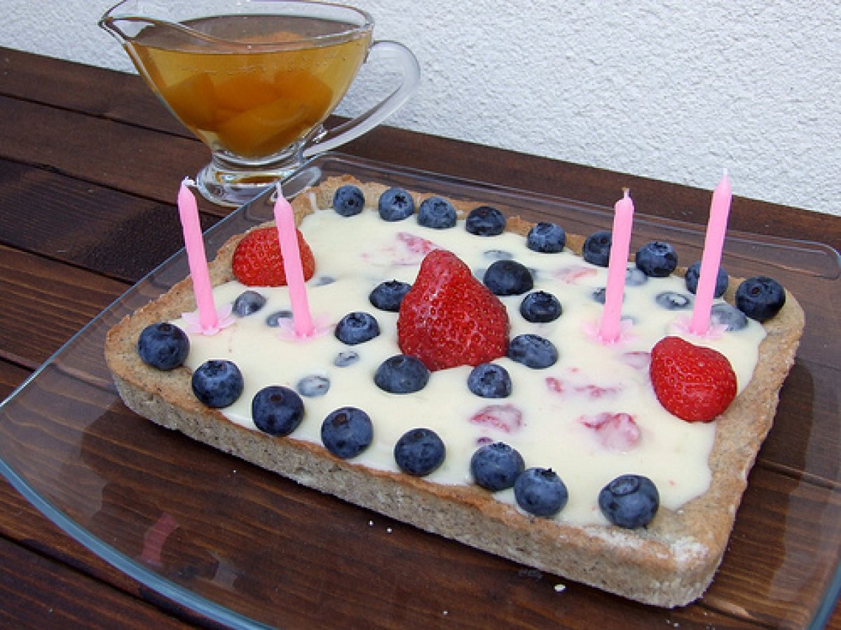 Crostata di grano saraceno con crema, lamponi, mirtilli e fragole, foto 4