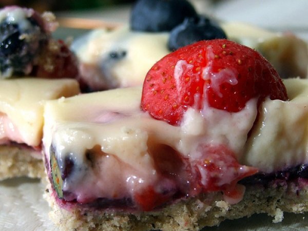 Crostata di grano saraceno con crema, lamponi, mirtilli e fragole