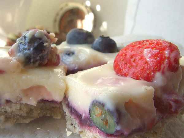 Crostata di grano saraceno con crema, lamponi, mirtilli e fragole, foto 3