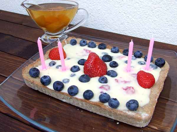 Crostata di grano saraceno con crema, lamponi, mirtilli e fragole, foto 4