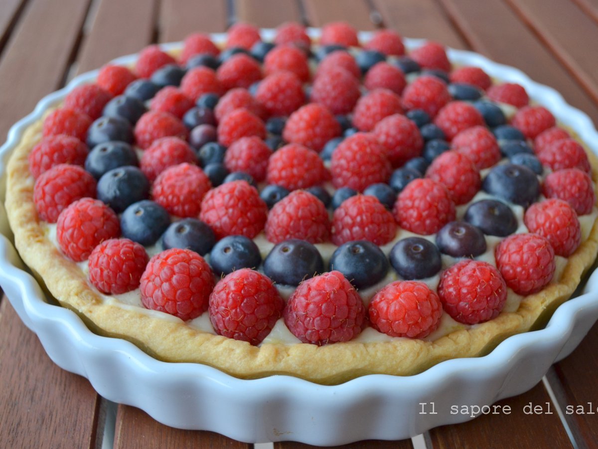 Crostata di lamponi e mirtilli con crema al limone