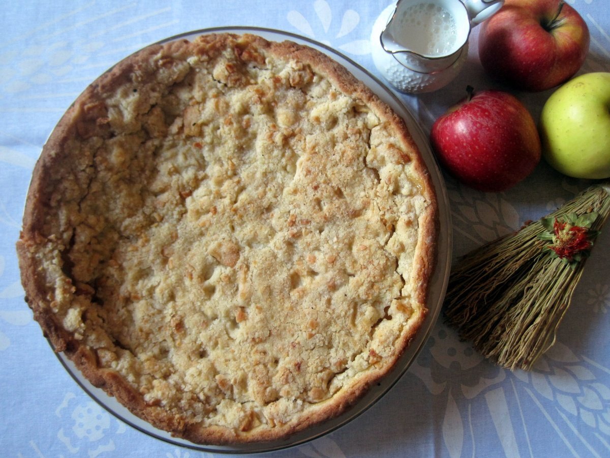 Crostata di mele con crumble di mandorle