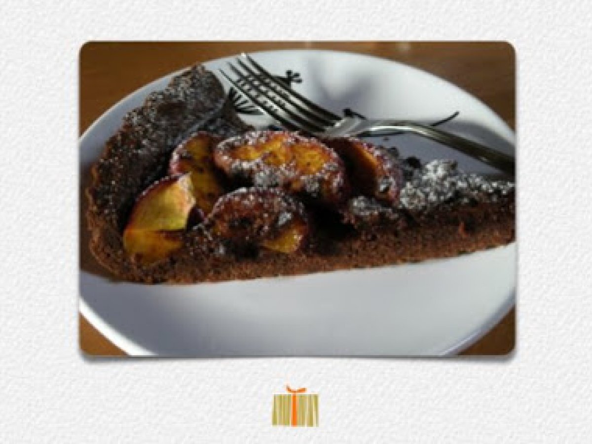Crostata di pesche, amaretti e cioccolato