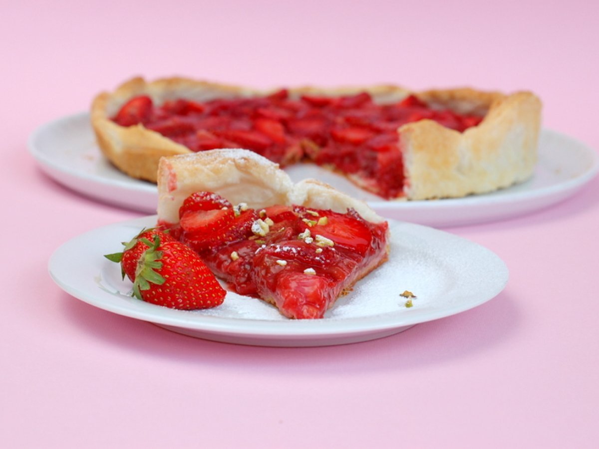 Crostata di rabarbaro e fragole e il Contest dei colori ROSSO!
