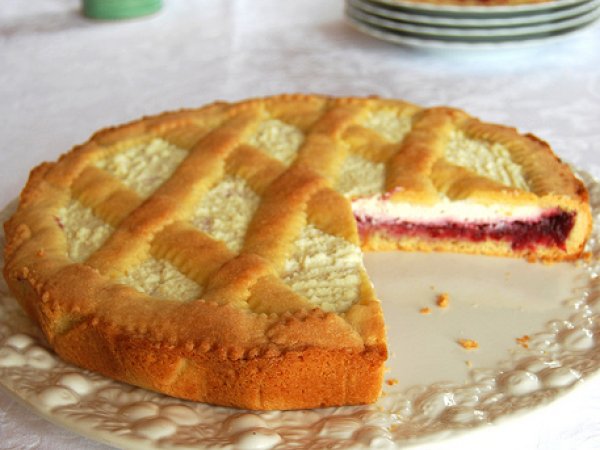 Crostata di ricotta e confettura di visciole con frolla alle mandorle