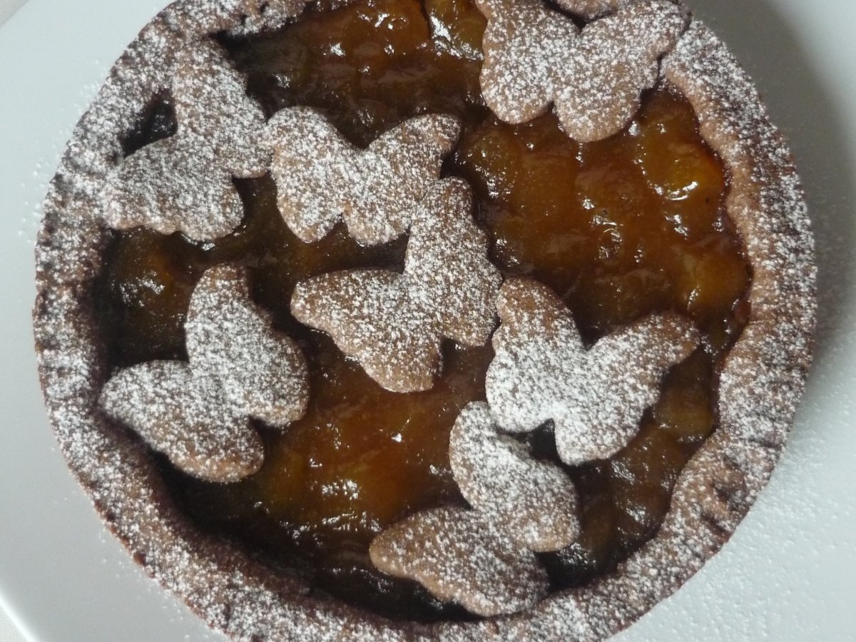 Crostata frolla al cacao e ripieno di marmellata di pere