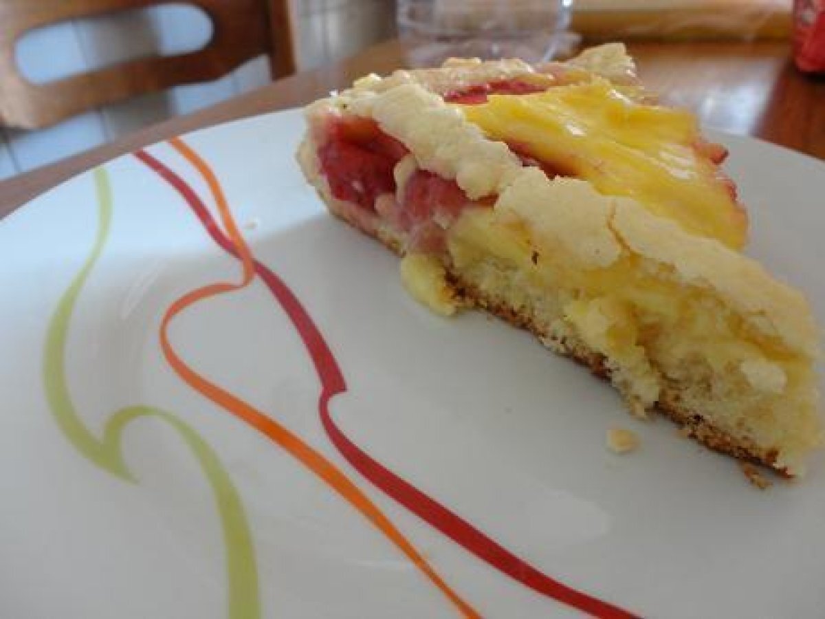 Crostata frolla-fragola con crema e fragole