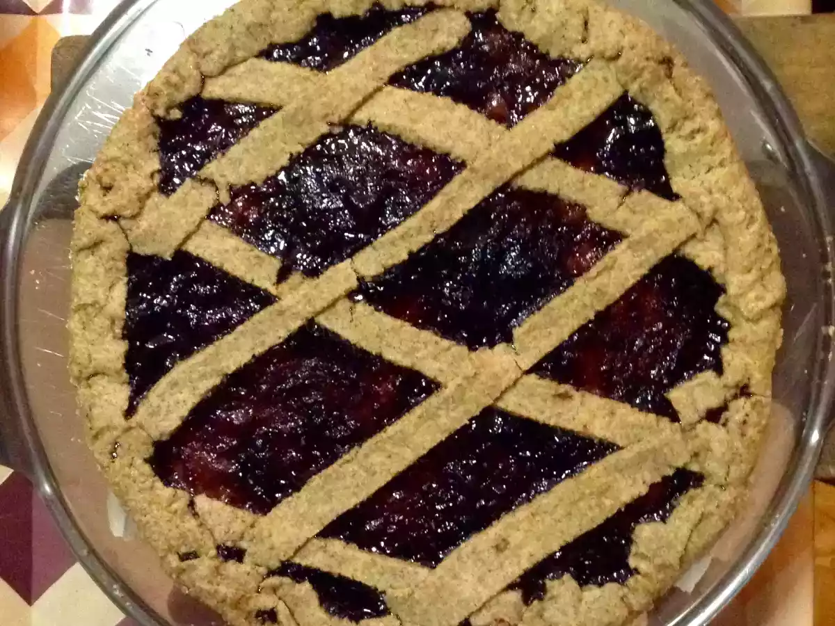 Crostata integrale ripiena di marmellata alle more