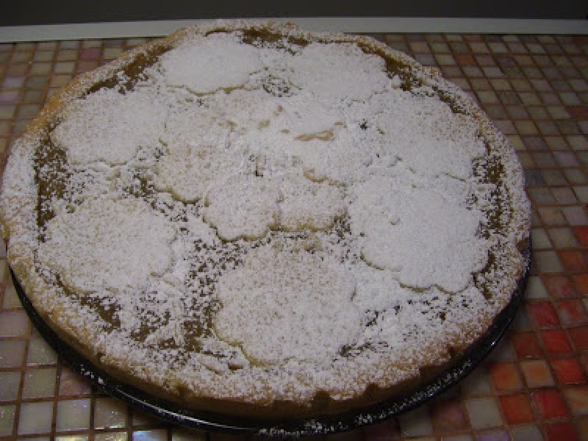 Crostata morbida con mele frullate e pinoli