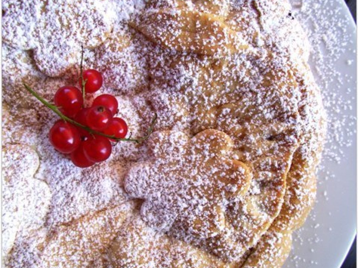 Crostata ricca con frutti di bosco e pera