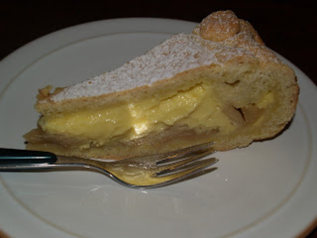 Crostata ripiena di crema e mele