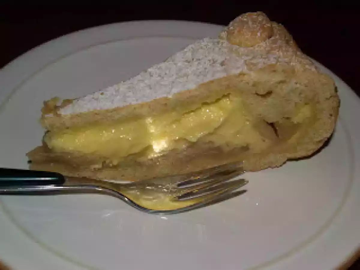 Crostata ripiena di crema e mele