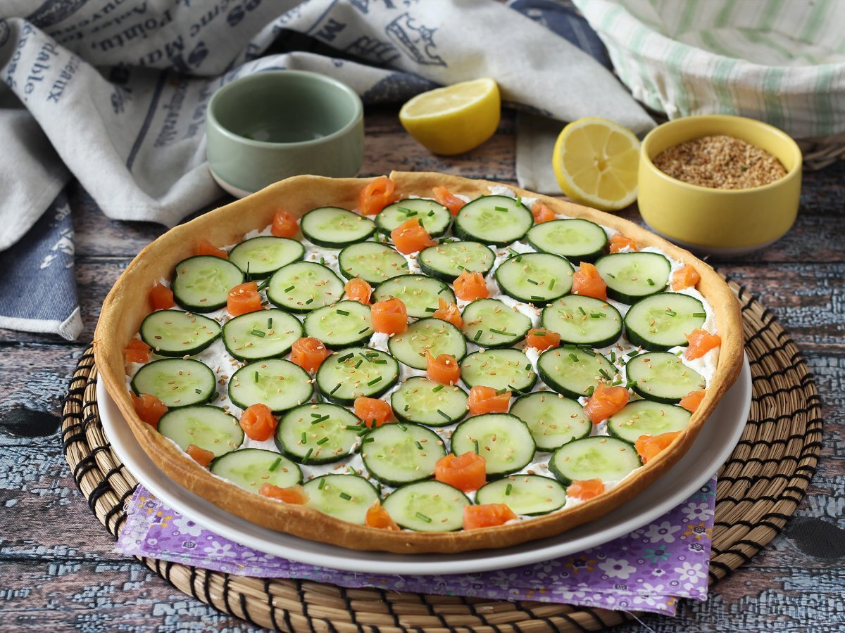 Crostata salata con ricotta, cetrioli e salmone affumicato