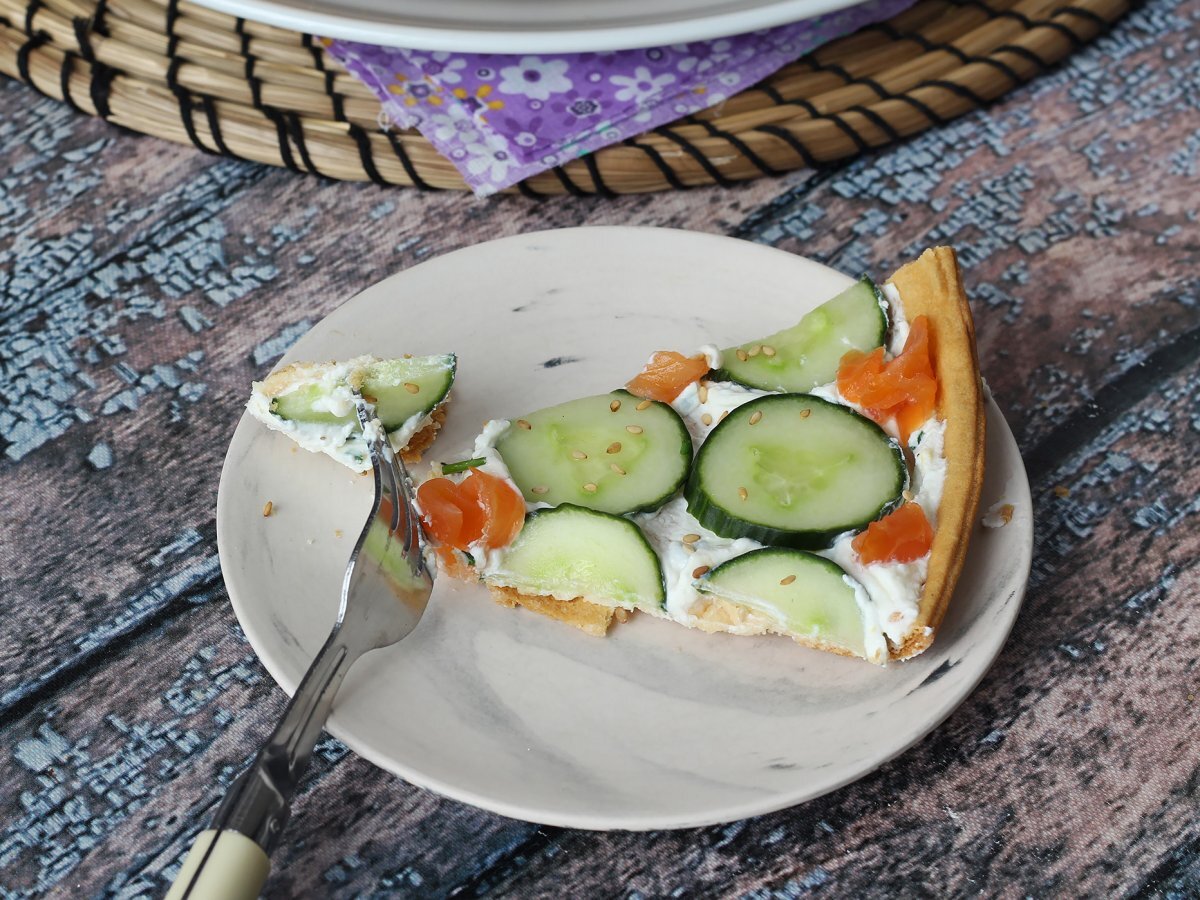 Crostata salata con ricotta, cetrioli e salmone affumicato - foto 2