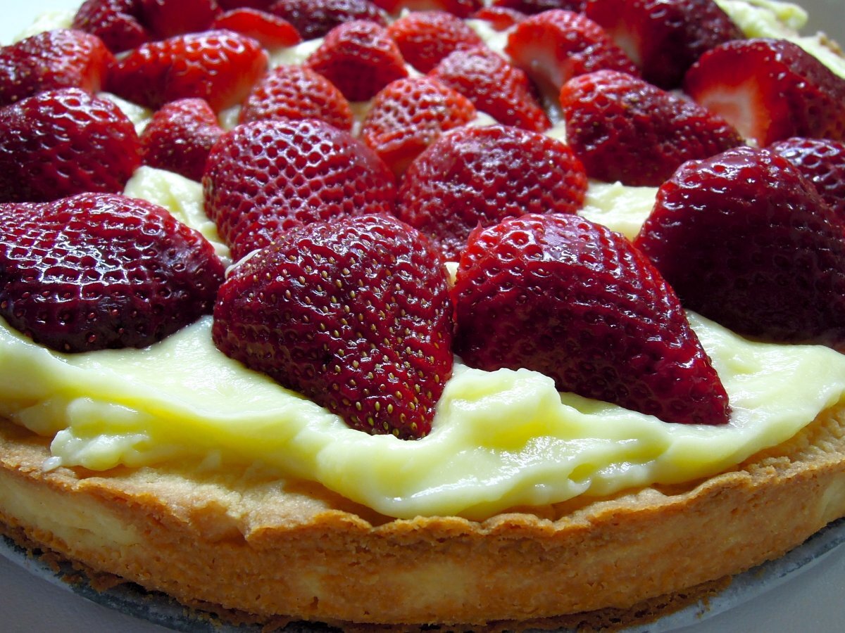 Crostata senza uova con crema pasticcera e fragole