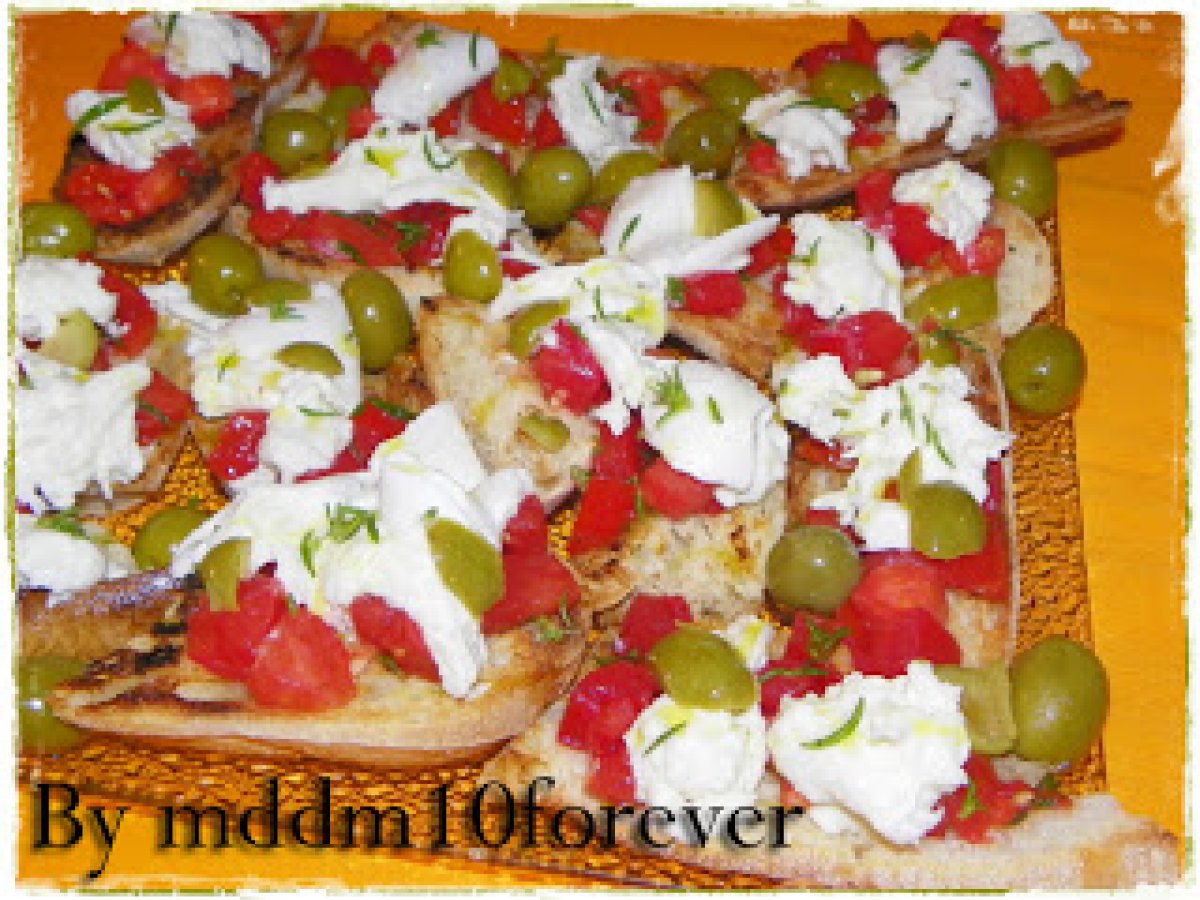 CROSTINI CON BUFALA, OLIVE E POMODORO