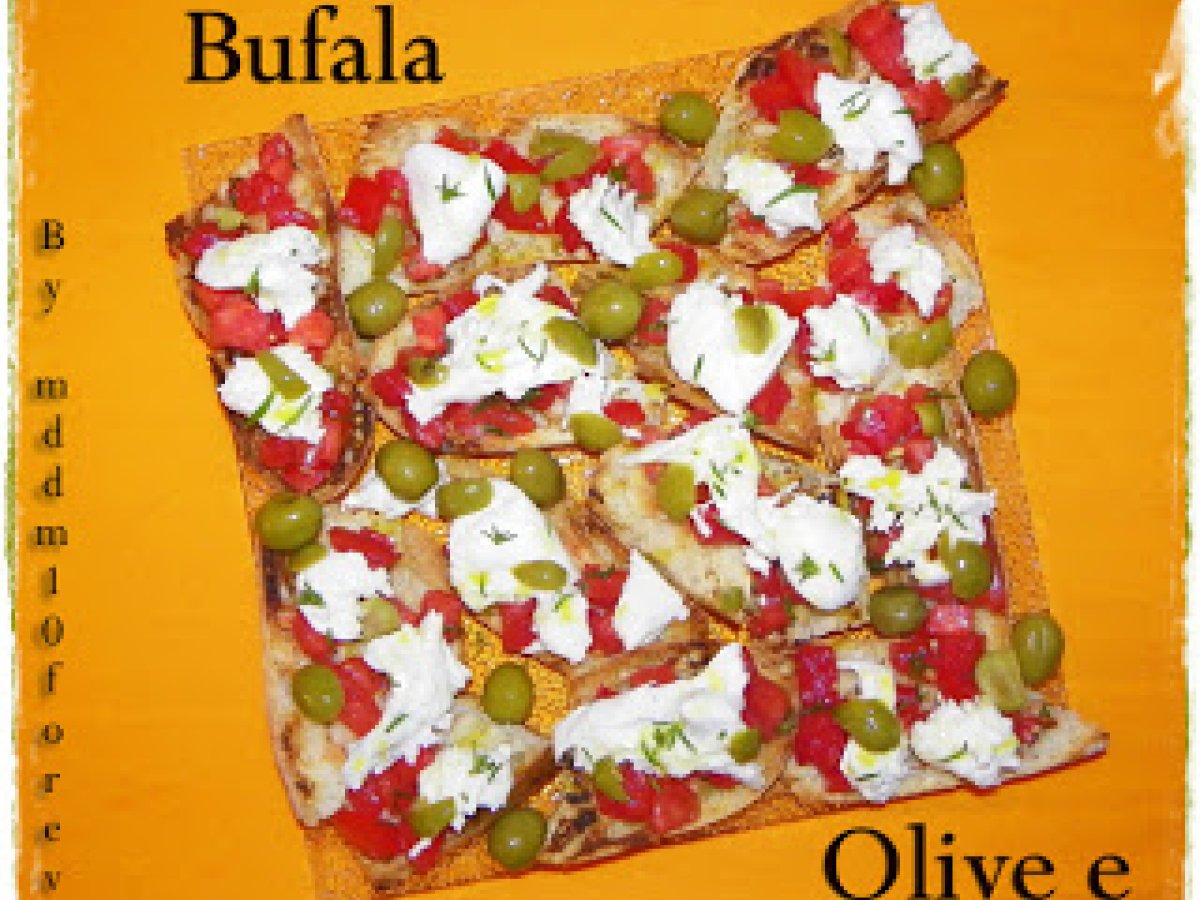 CROSTINI CON BUFALA, OLIVE E POMODORO - foto 2