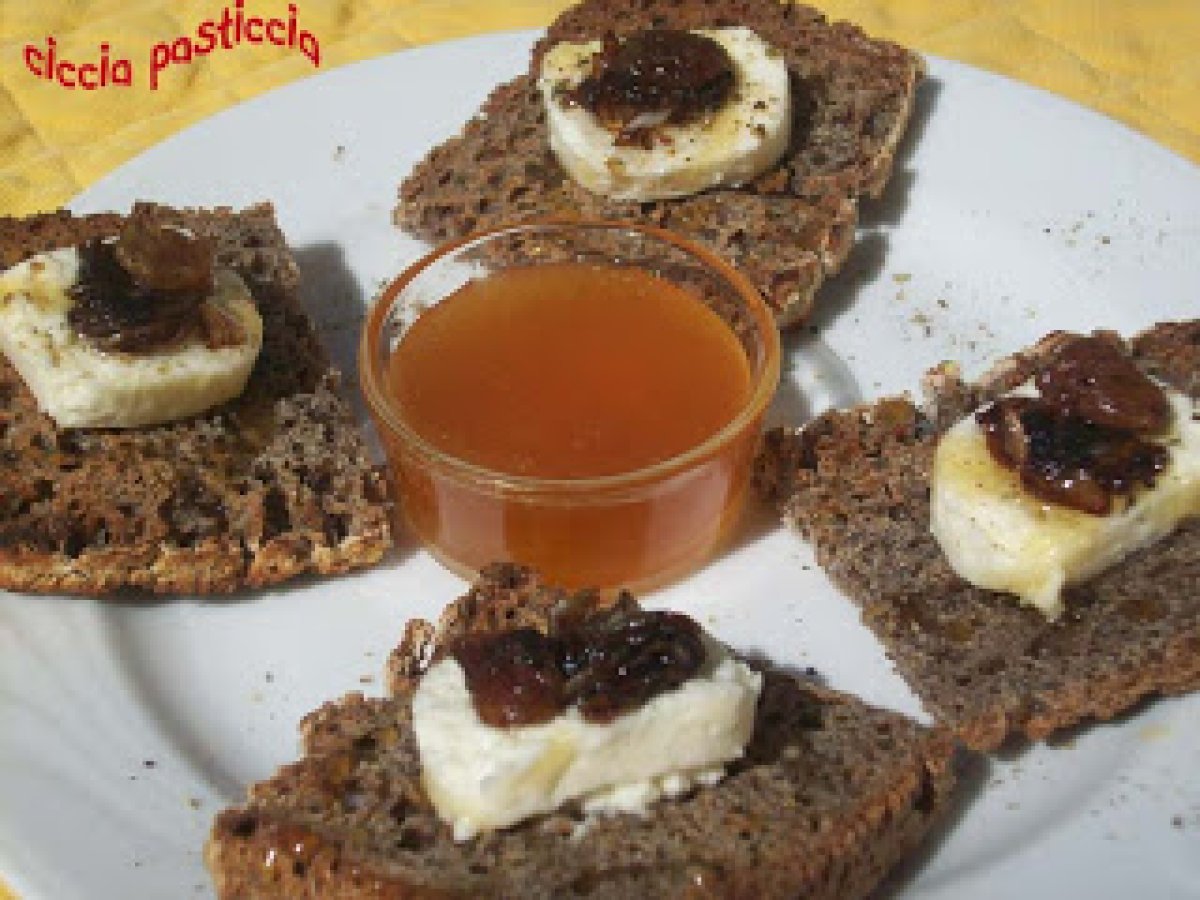 Crostini con caprini e cipolla in agrodolce