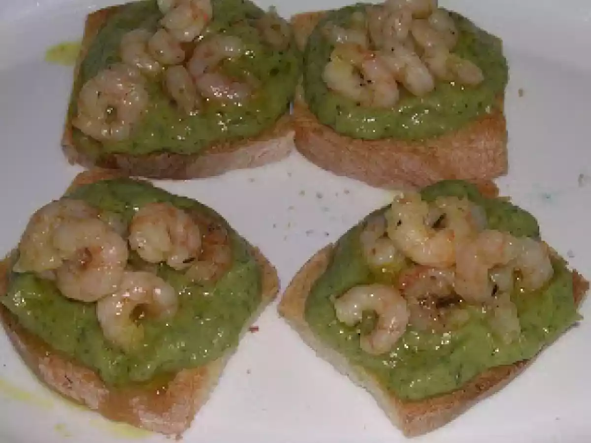 Crostini con crema di zucchine e gamberetti