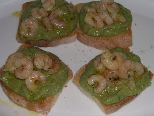 Crostini con crema di zucchine e gamberetti