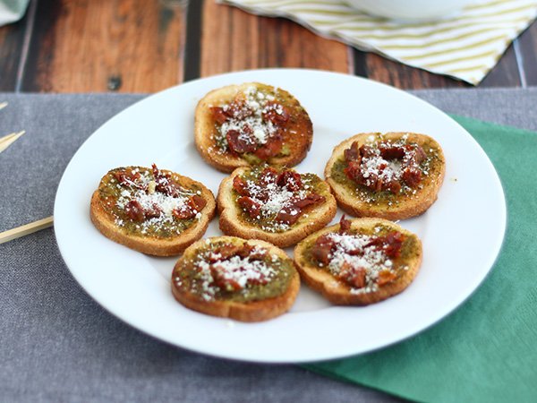 Crostini con Pesto e pomodori secchi