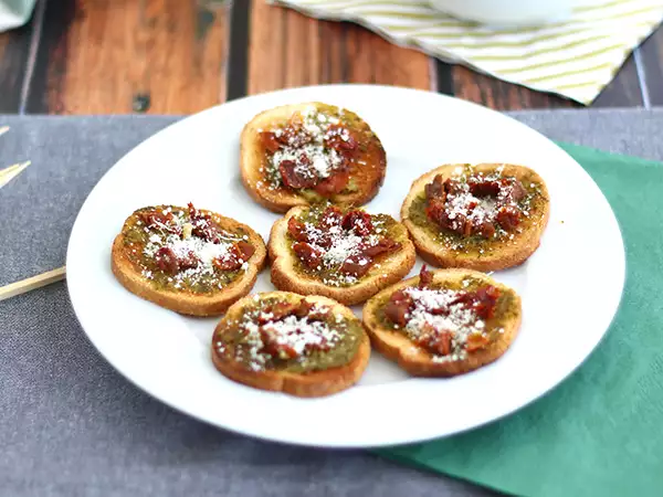Crostini con pesto e pomodori secchi: lo stuzzichino saporito e croccante