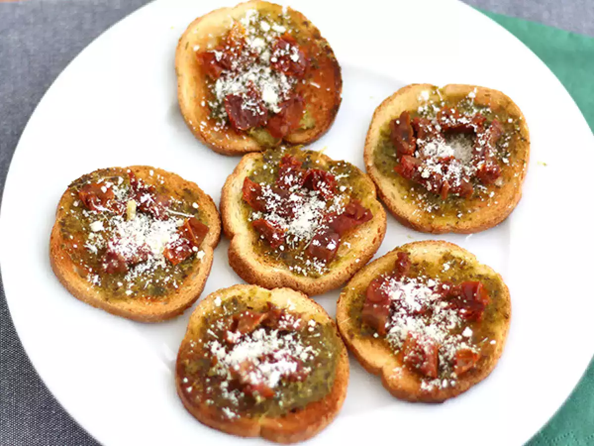 Crostini con pesto e pomodori secchi: lo stuzzichino saporito e croccante - foto 2