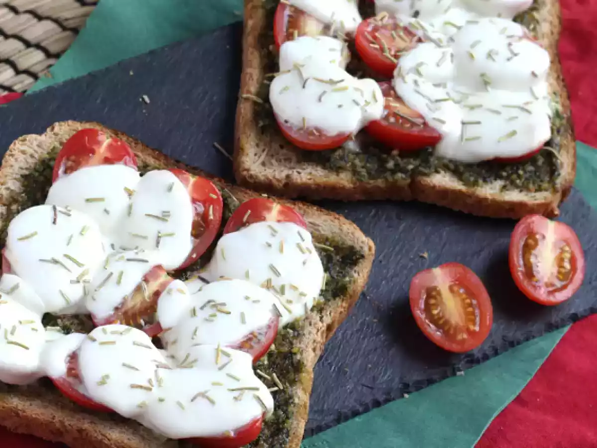 Crostini con pesto, pomodorini e mozzarella - foto 2