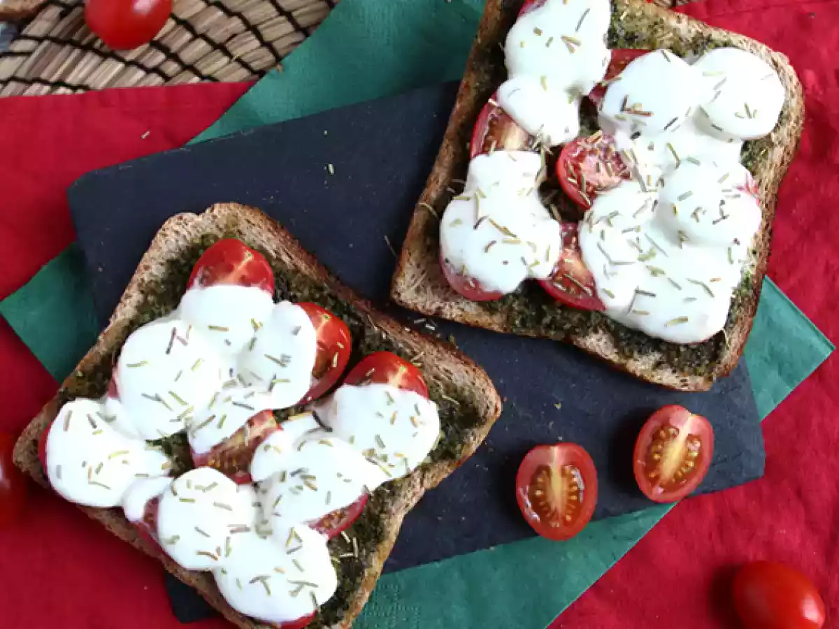 Crostini con pesto, pomodorini e mozzarella - foto 3