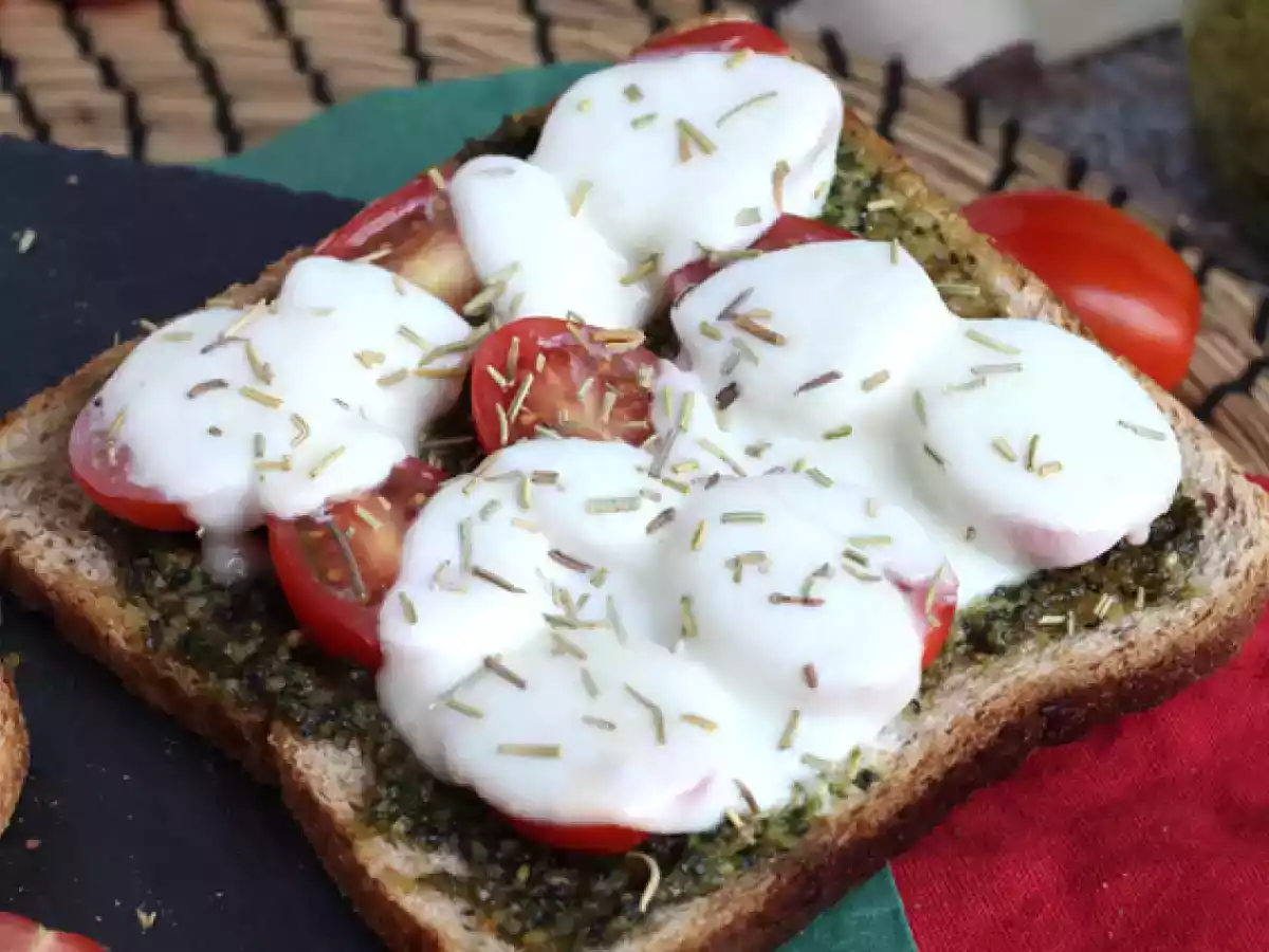 Crostini con pesto, pomodorini e mozzarella - foto 4