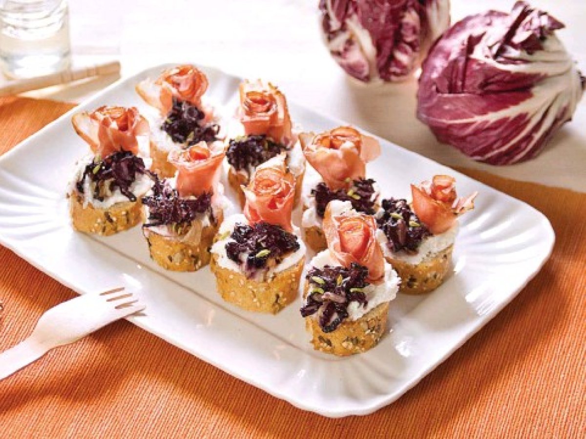 Crostini con radicchio caramellato e speck