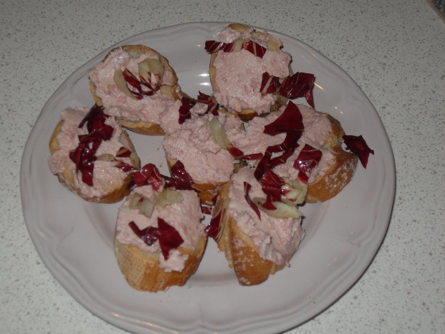 Crostini con spuma di mortadella e radicchio Ricetta Petitchef