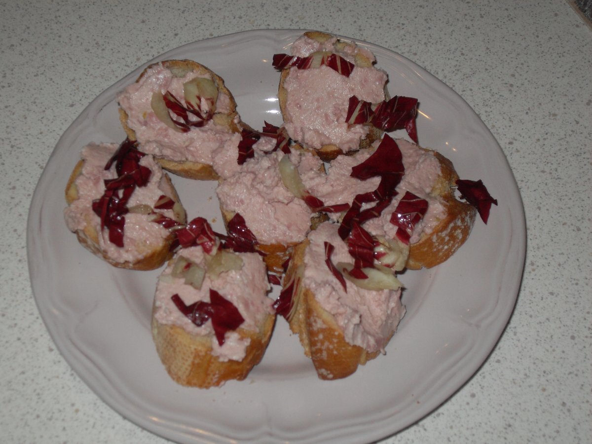 Crostini con spuma di mortadella e radicchio