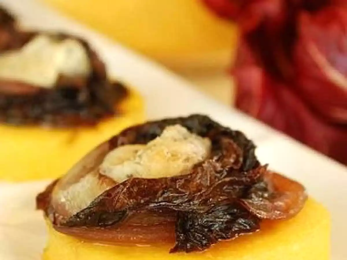 Crostini di polenta con radicchio e gorgonzola
