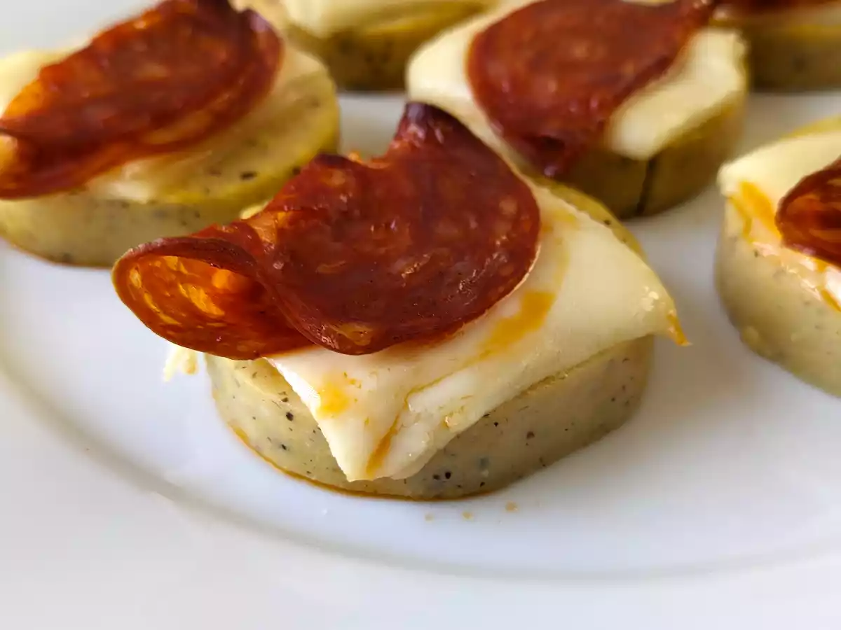 Crostini di polenta con scamorza e salame piccante