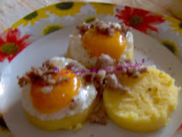 Crostini di polenta con uova e salsiccia