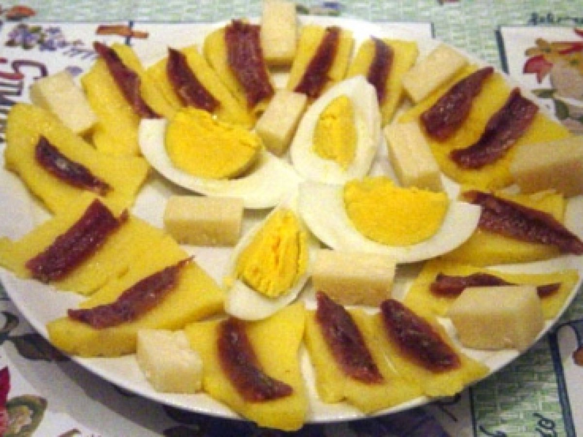 CROSTINI DI POLENTA FREDDA CON ACCIUGHE - foto 2