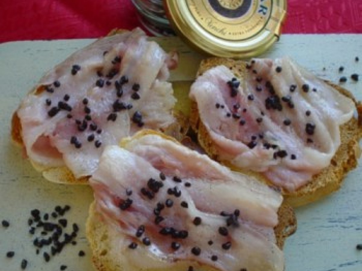 Crostini lardo e caviale di cioccolato!