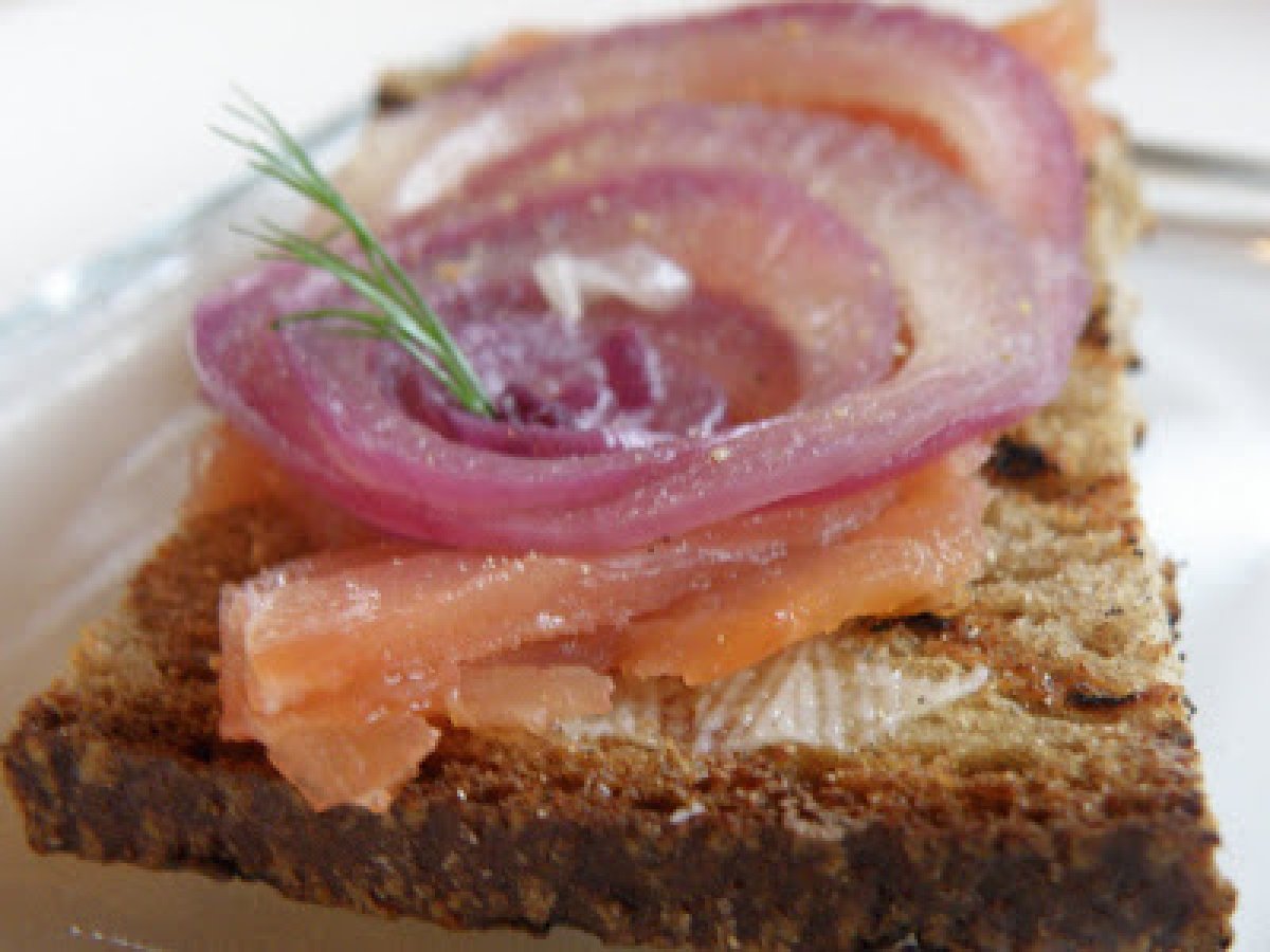 Crostini neri di salmone e cipolla di Tropea