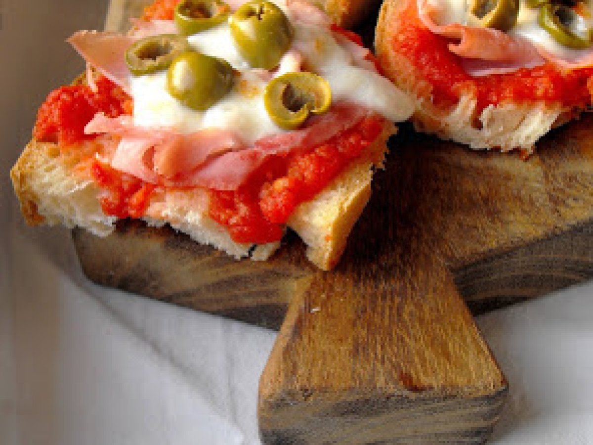 Crostini pomodoro, mozzarella, prosciutto ed olive