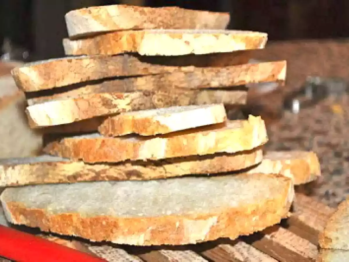 Crostini rustici salsiccia, stracchino e rosmarino