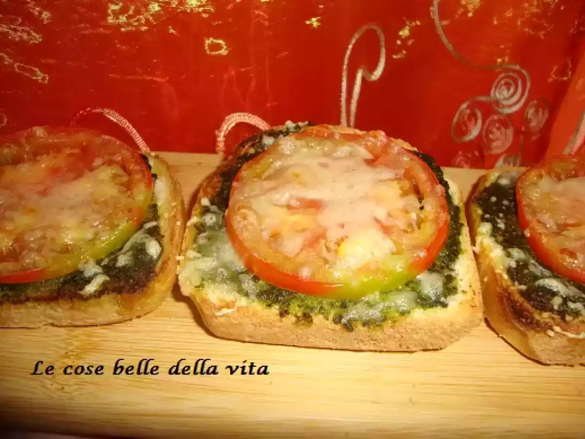 Crostoni di pane con pesto e pomodoro
