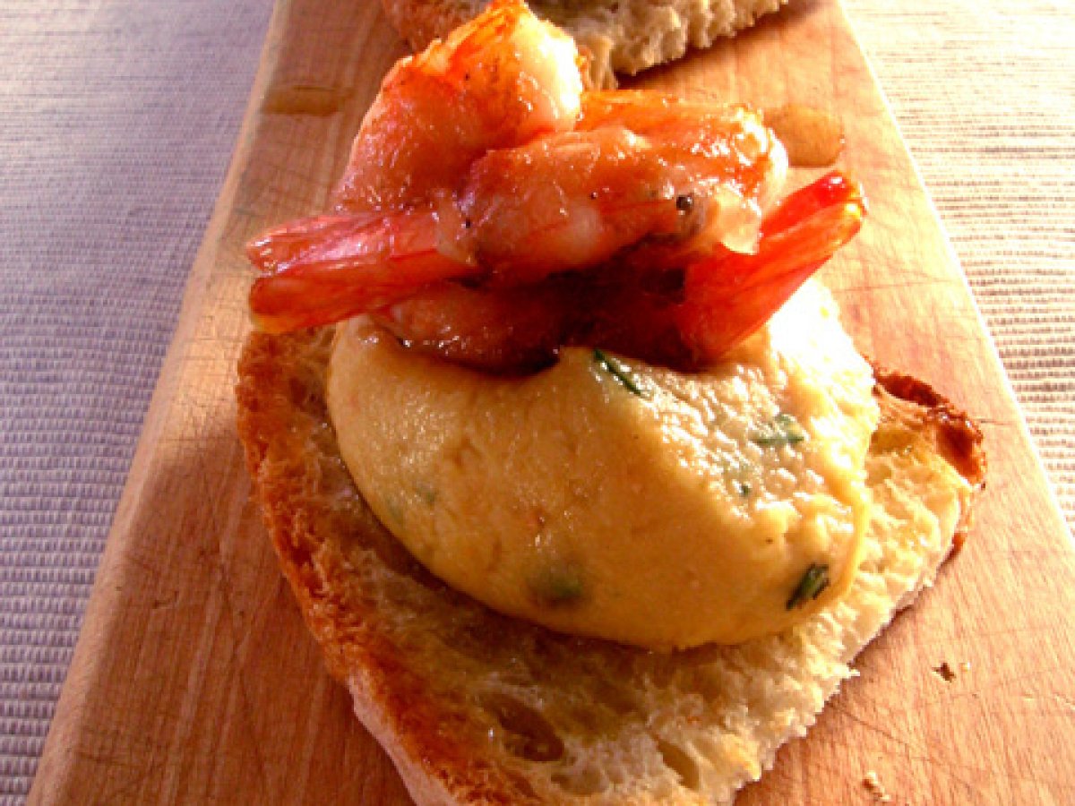 Crostoni di Pane Toscano con Mousse Tiepida di Ceci, Gamberi e Lardo di Colonnata