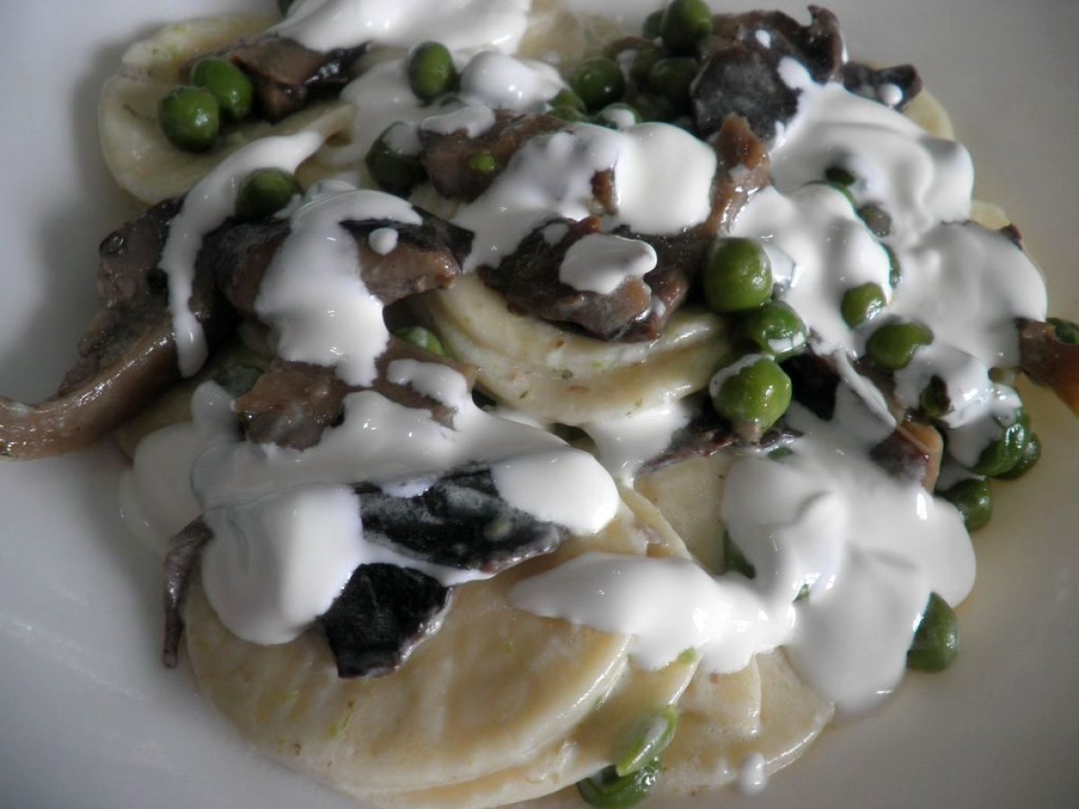 Croxetti bianchi del Pastificio Artigianale Fiore con panna funghi e piselli