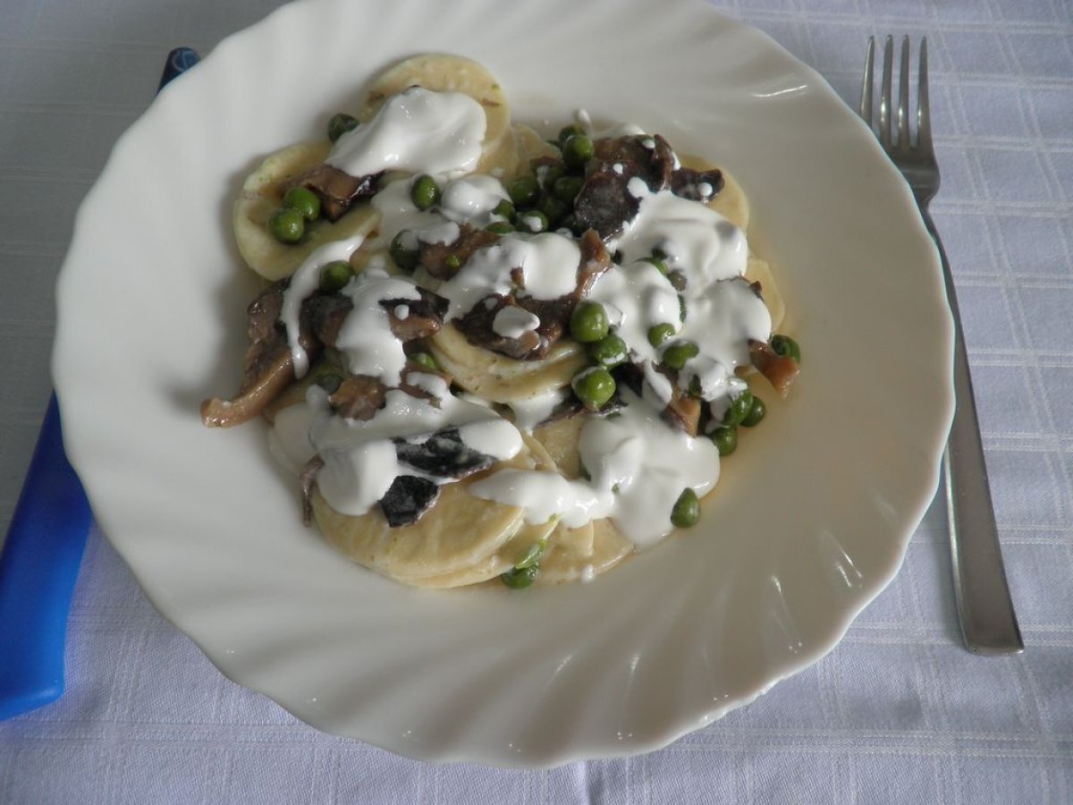 Croxetti bianchi del Pastificio Artigianale Fiore con panna funghi e piselli - foto 2