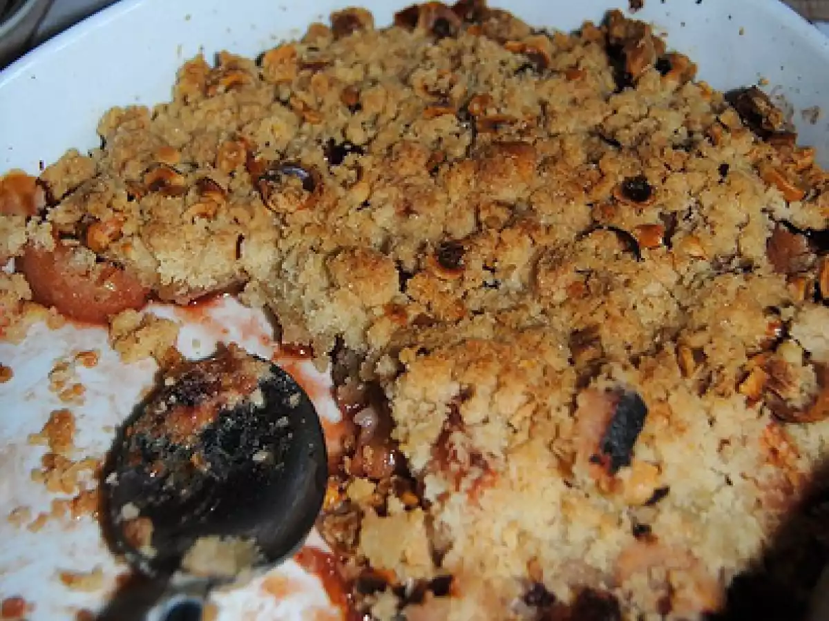 Crumble alle mele cotogne e nocciole
